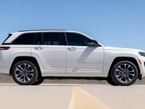 Used 2023 Jeep Grand Cherokee Overland AWD/4WD image 56