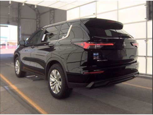 Used 2025 Mitsubishi Outlander ES AWD/4WD image 3