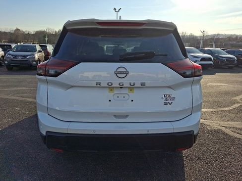 Used 2024 Nissan Rogue SV w/ SV Premium Package image 7