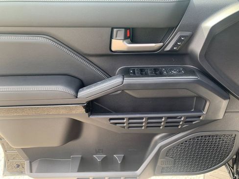 Used 2025 Toyota 4Runner Limited AWD/4WD image 12