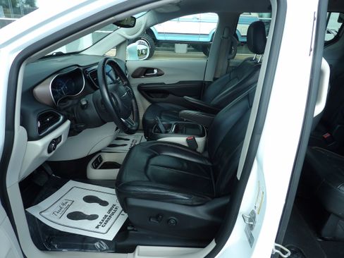 Used 2017 Chrysler Pacifica Touring-L FWD image 8