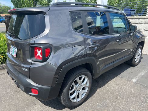 Used 2017 Jeep Renegade Latitude w/ Trailer Tow Group AWD/4WD image 4