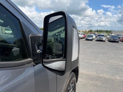 Used 2023 Nissan Titan SV w/ SV Convenience Package RWD image 9