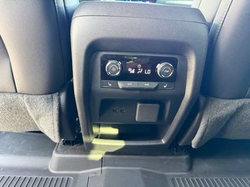 Used 2025 Chevrolet Traverse RS FWD image 14