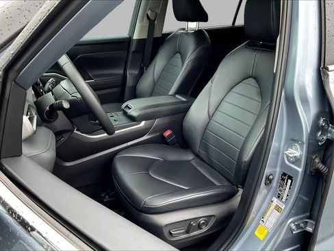Used 2024 Toyota Highlander XLE FWD image 8