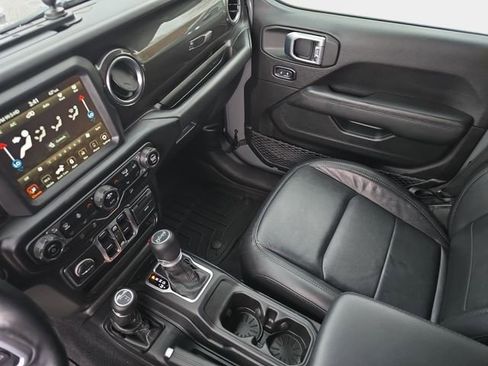 Used 2019 Jeep Wrangler Unlimited Sahara AWD/4WD image 27