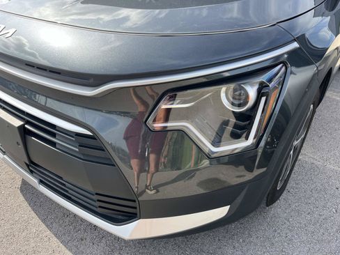 Used 2024 Kia Niro EX FWD image 6