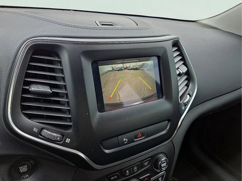 Used 2019 Jeep Cherokee Latitude Plus image 16