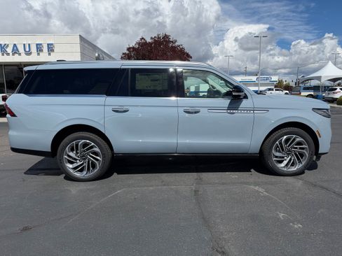 New 2026 Lincoln Navigator L Reserve AWD/4WD image 2