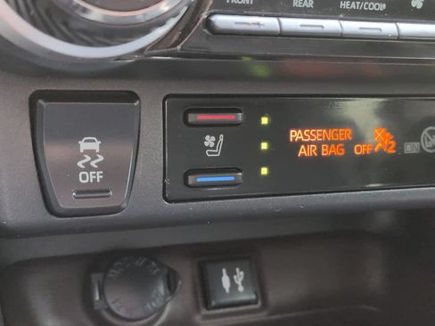 Used 2019 Toyota RAV4 Limited w/ Cold Weather Package FWD image 22