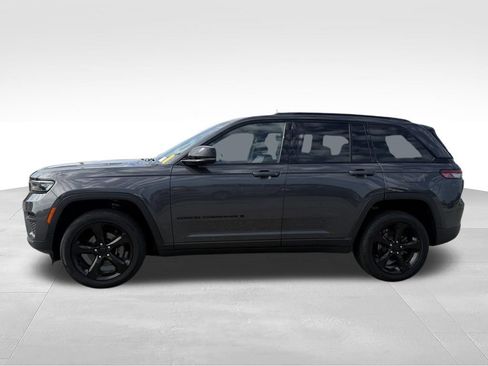 Used 2023 Jeep Grand Cherokee Altitude AWD/4WD image 2