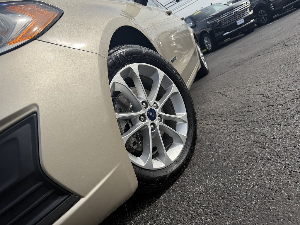 Used 2019 Ford Fusion SE FWD image 3
