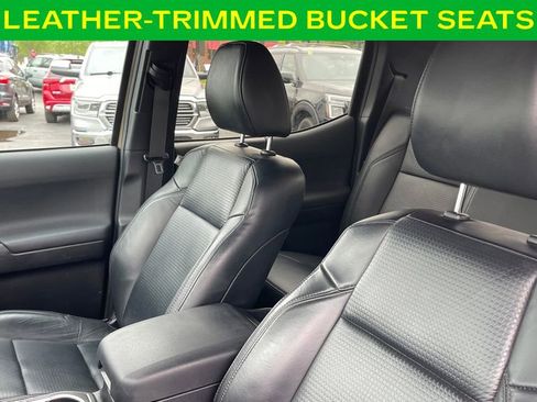 Used 2020 Toyota Tacoma TRD Sport w/ TRD Premium Sport Package AWD/4WD image 17