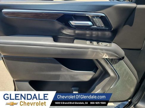 Used 2025 Chevrolet Suburban Z71 AWD/4WD image 37