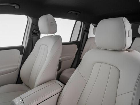 Used 2025 Mercedes-Benz GLB 250 4MATIC image 16