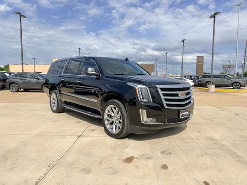 Used 2019 Cadillac Escalade ESV Luxury RWD image 3