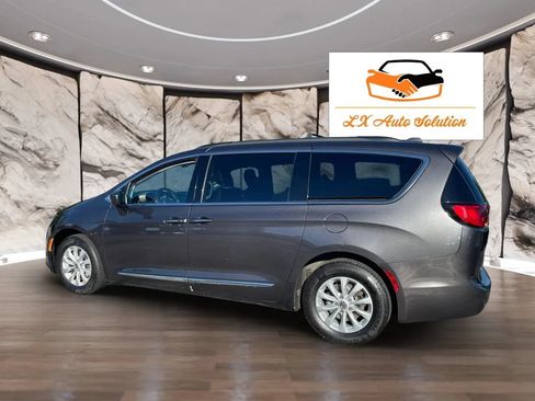 Used 2017 Chrysler Pacifica Touring-L FWD image 12