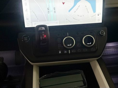 New 2026 Land Rover Defender 130 X-Dynamic SE AWD/4WD image 15