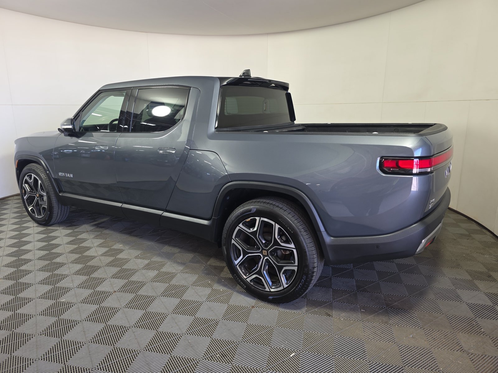 Used 2024 Rivian R1T Adventure Dual AWD/4WD image 3