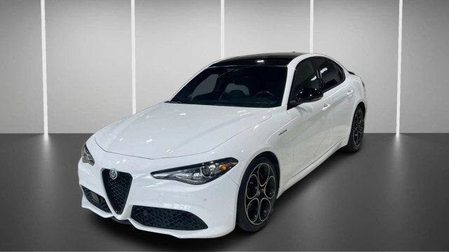 Used 2023 Alfa Romeo Giulia Veloce RWD image 15