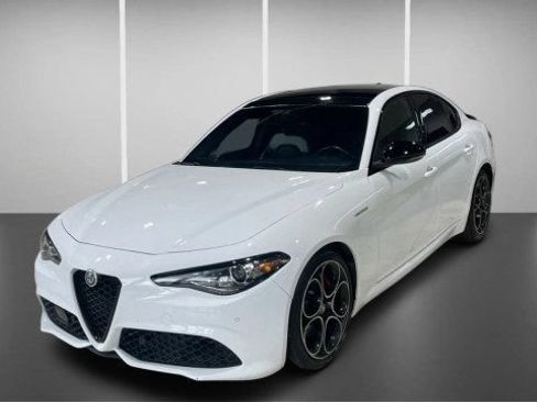 Used 2023 Alfa Romeo Giulia Veloce RWD image 15