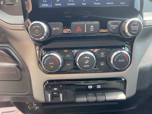 Used 2024 RAM 2500 Tradesman w/ Chrome Appearance Group AWD/4WD image 15