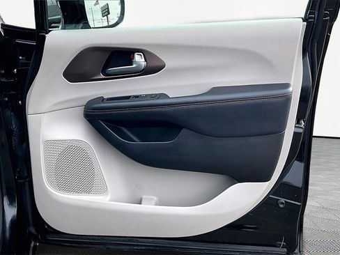 Used 2017 Chrysler Pacifica Touring-L image 24