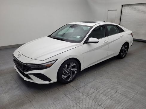 Used 2025 Hyundai Elantra SEL FWD image 2