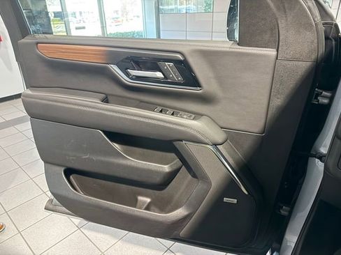 Certified 2025 GMC Yukon Denali image 27