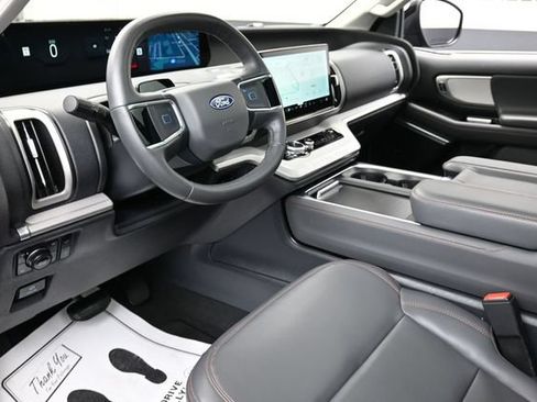 Used 2025 Ford Expedition Active AWD/4WD image 16