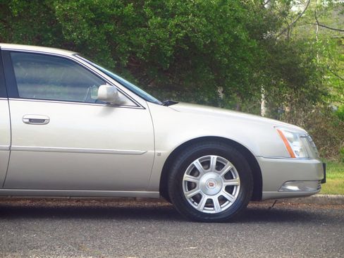 Used 2009 Cadillac DTS w/ Trunk Convenience Package FWD image 20