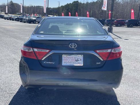 Used 2017 Toyota Camry SE image 3