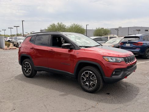 Used 2025 Jeep Compass Trailhawk AWD/4WD image 7
