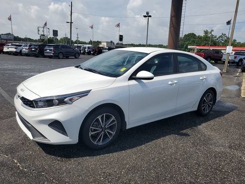 Used 2023 Kia Forte LXS FWD image 2