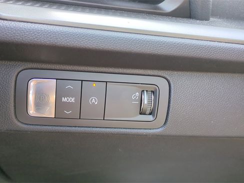 Used 2025 Chevrolet Traverse LT image 20