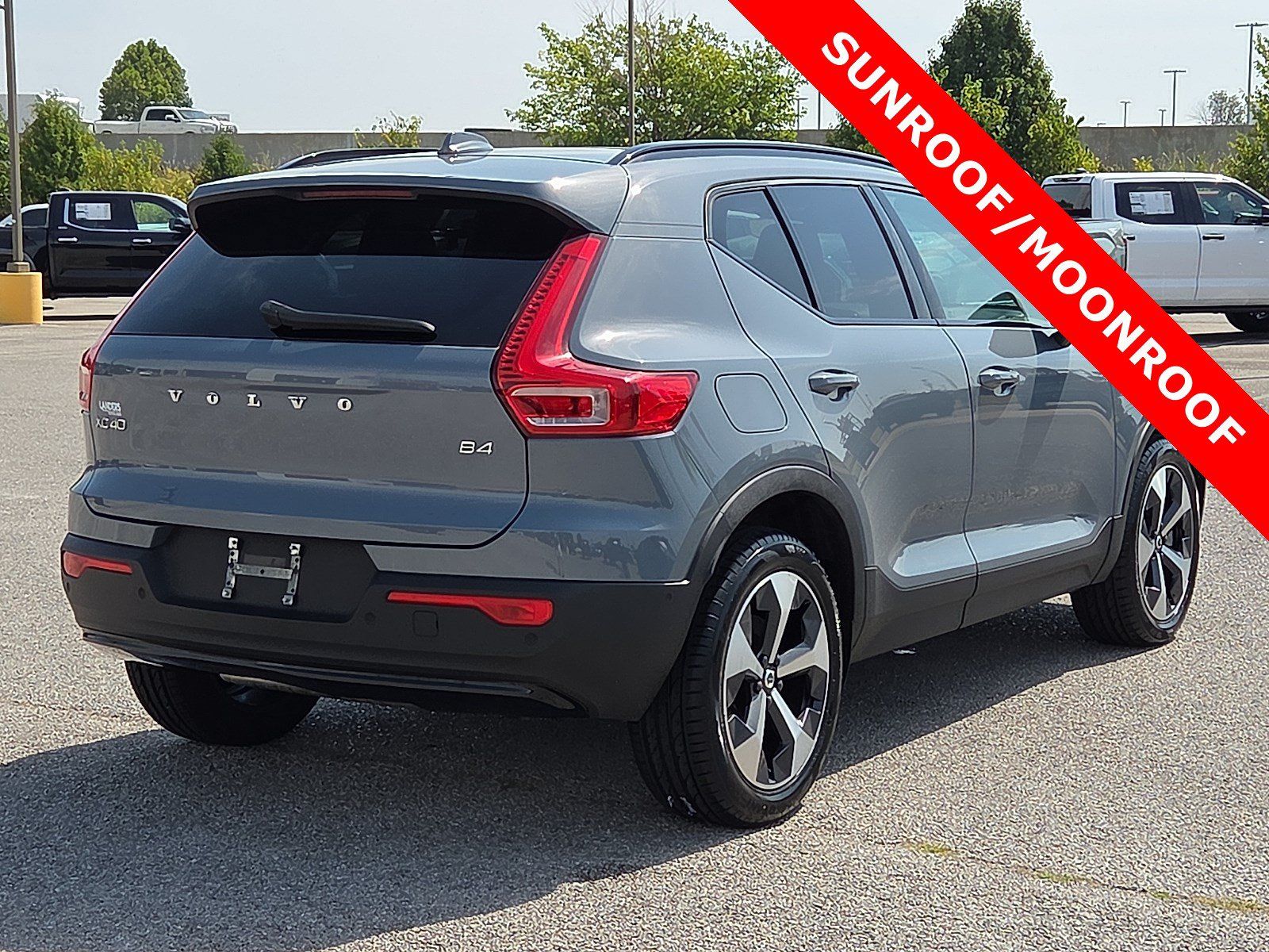Used 2023 Volvo XC40 B4 Ultimate FWD image 5