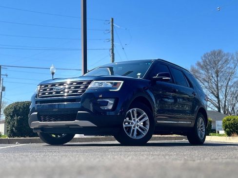 Used 2016 Ford Explorer XLT w/ Equipment Group 202A image 2