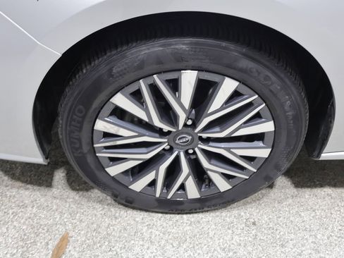 Used 2024 Nissan Altima 2.5 SV AWD/4WD image 9