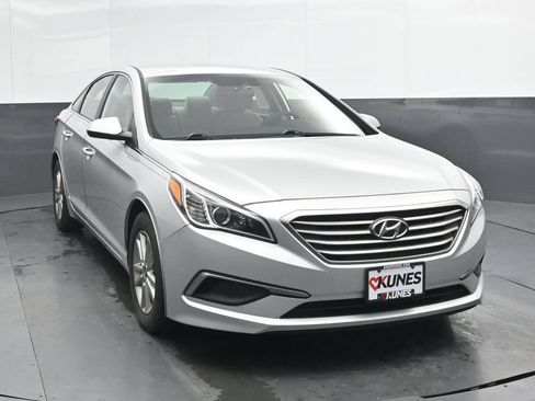 Used 2017 Hyundai Sonata SE FWD image 4