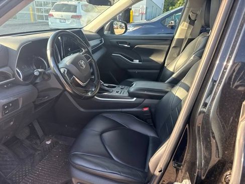 Used 2023 Toyota Highlander XLE AWD/4WD image 11