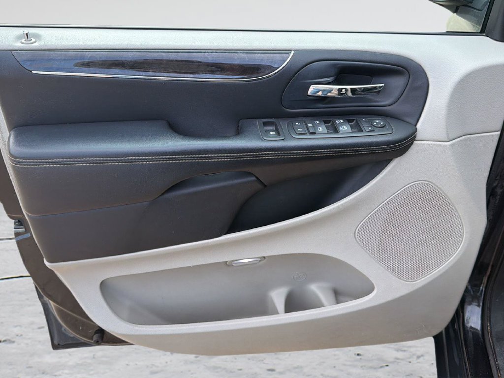 Used 2012 Chrysler Town & Country Touring-L w/ Entertainment Group #2 FWD image 23