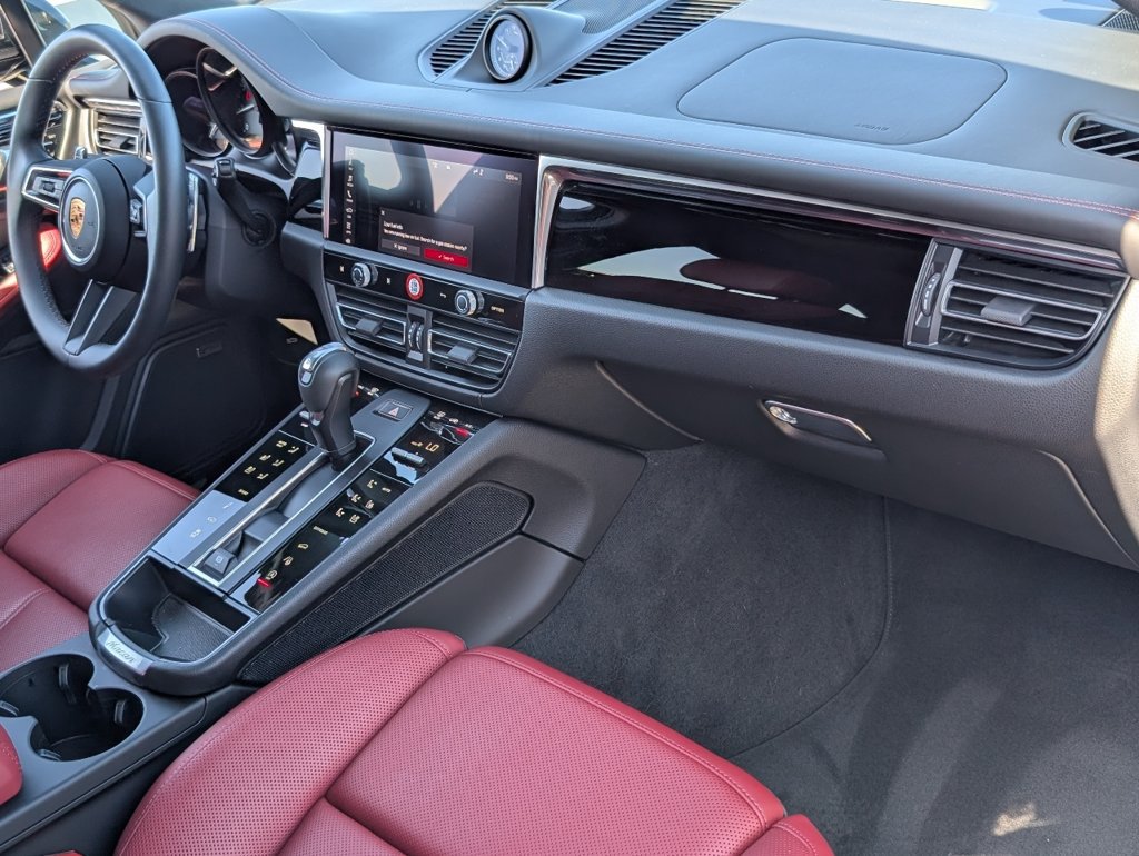 Certified 2025 Porsche Macan AWD/4WD image 13