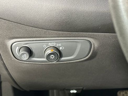 Used 2020 Chevrolet Equinox LS w/ LS Convenience Package image 19