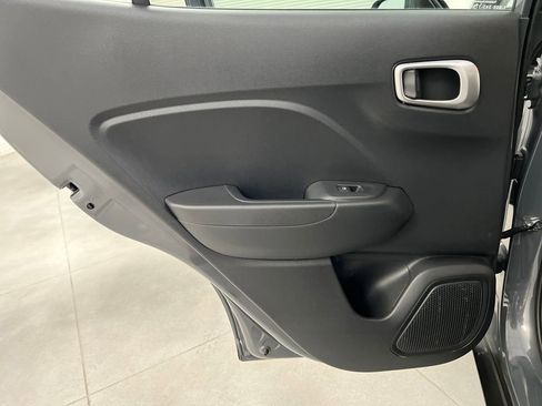 Used 2025 Hyundai Venue SE FWD image 15