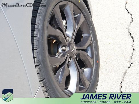 Used 2019 Chrysler Pacifica Touring Plus w/ Advanced Safetytec Group FWD image 40