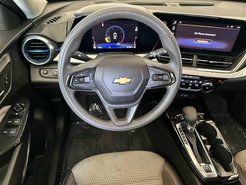 Used 2025 Chevrolet Trax LT FWD image 13