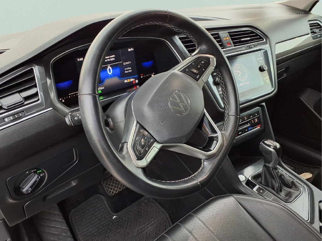 Used 2022 Volkswagen Tiguan SE FWD image 17