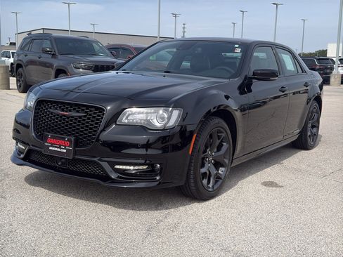 Used 2023 Chrysler 300 S w/ Comfort Group image 2