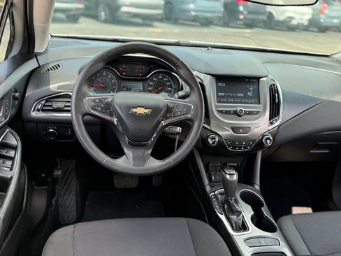 Used 2017 Chevrolet Cruze LT FWD image 5