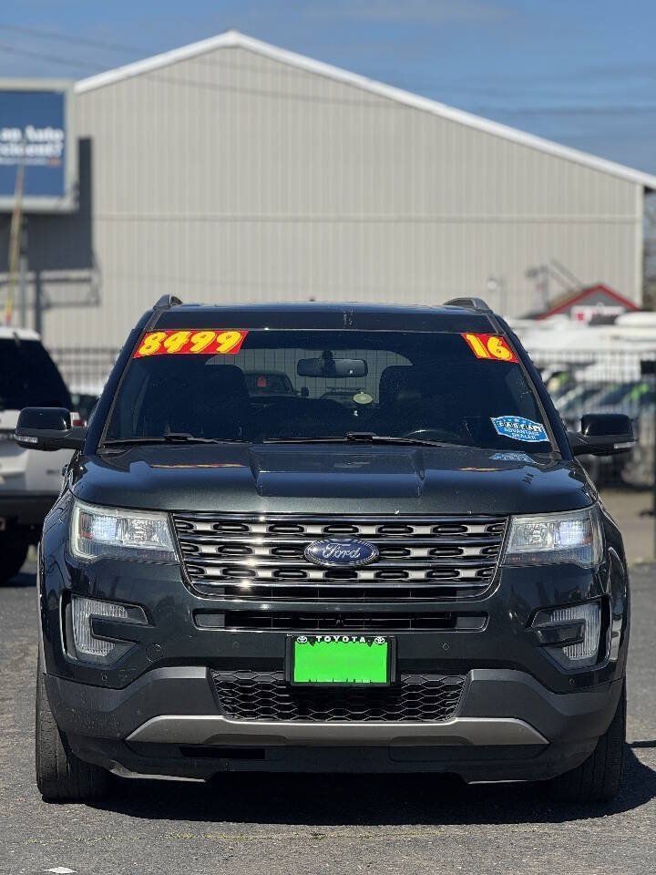 Used 2016 Ford Explorer XLT w/ Equipment Group 202A AWD/4WD image 2